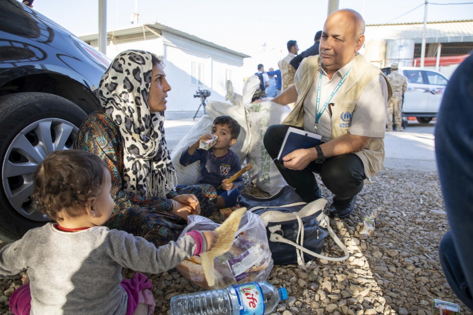 El personal de protección de ACNUR proporciona asistencia a los refugiados sirios recién llegados al campo de refugiados de Domiz, en la región del Kurdistán en Irak.