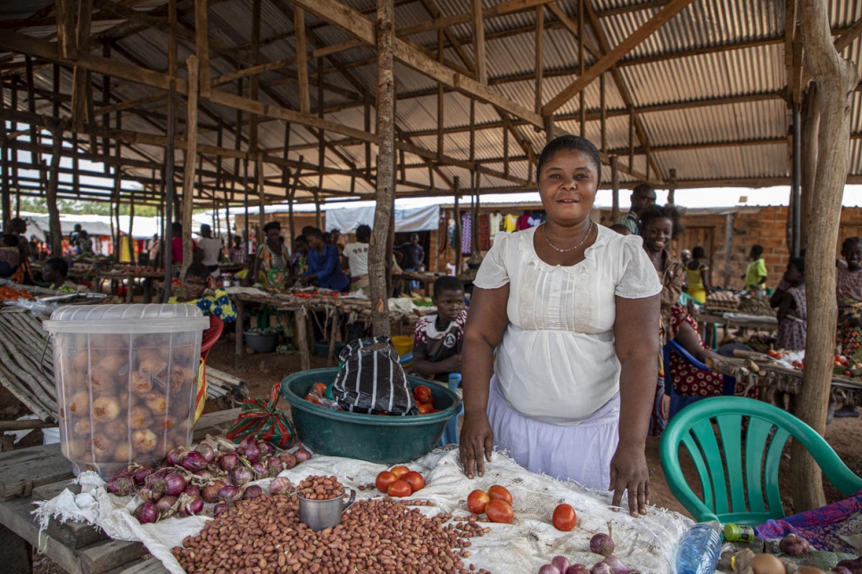 Mukea Chungu, refugiada de RDC, posa ante un puesto en el mercado del asentamiento de Mantapala (Zambia).   
