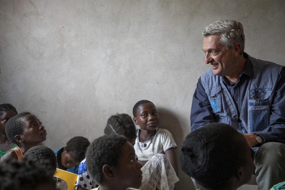 Filippo Grandi, Alto Comisionado de las Naciones Unidas para los Refugiados, se reúne con jóvenes refugiadas congoleñas en un espacio seguro para niñas en el asentamiento de Mantapala (Zambia).  