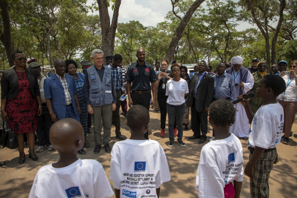 Filippo Grandi, Alto Comisionado de las Naciones Unidas para los Refugiados, es recibido por jóvenes refugiados procedentes de la República Democrática del Congo a su llegada al asentamiento de Mantapala (Zambia).  