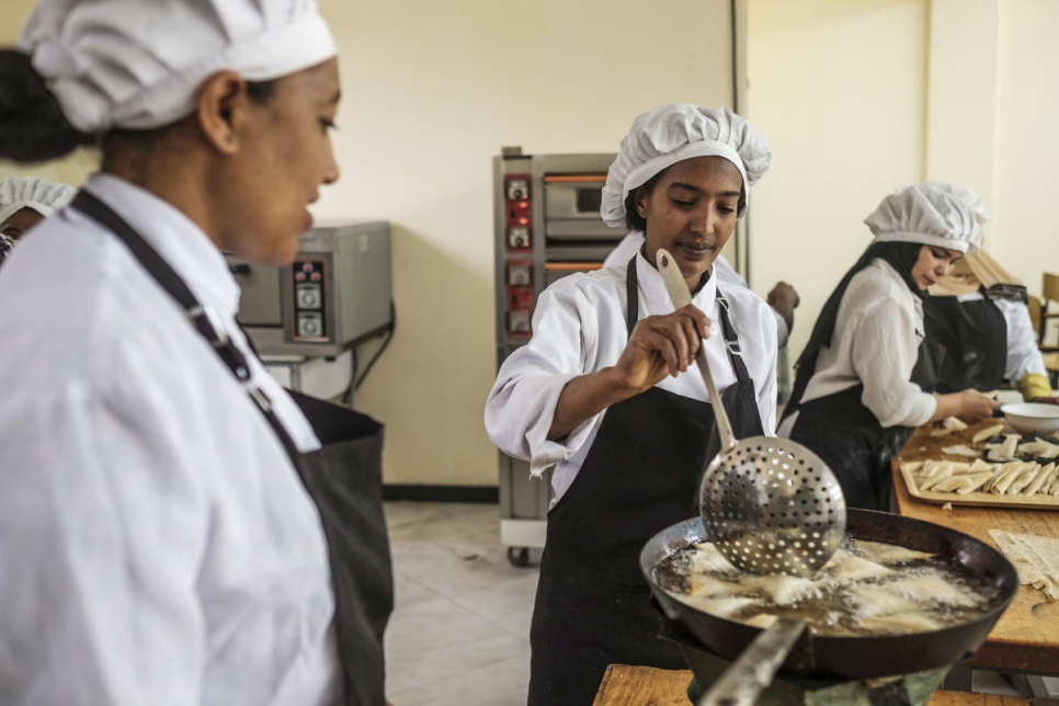 Yanchinew (en el centro), de Etiopía, elabora platos como parte de un curso de cocina en la Escuela Politécnica Nefas Silk de Addis Abeba. 