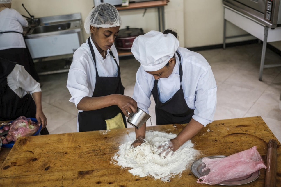 Refugiadas y sus compañeras etíopes elaboran platos juntas como parte de un curso de cocina en la Escuela Politécnica Nefas Silk de Addis Abeba (Etiopía). 