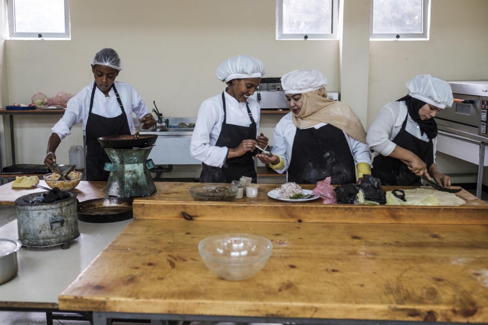 La refugiada yemení Hanan y su amiga etíope Yanchinew (en el centro) elaboran platos como parte de un curso de cocina en la Escuela Politécnica Nefas Silk de Addis Abeba (Etiopía).
