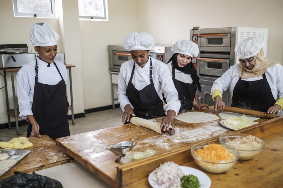 Refugiadas y sus compañeras etíopes elaboran platos juntas como parte de un curso de cocina en la Escuela Politécnica Nefas Silk de Addis Abeba (Etiopía). 