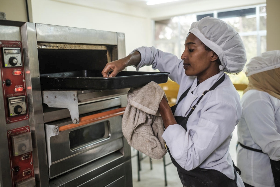 La etíope Yanchinew elabora platos como parte de un curso de cocina para personas nacionales y refugiadas en la Escuela Politécnica Nefas Silk de Addis Abeba (Etiopía). 