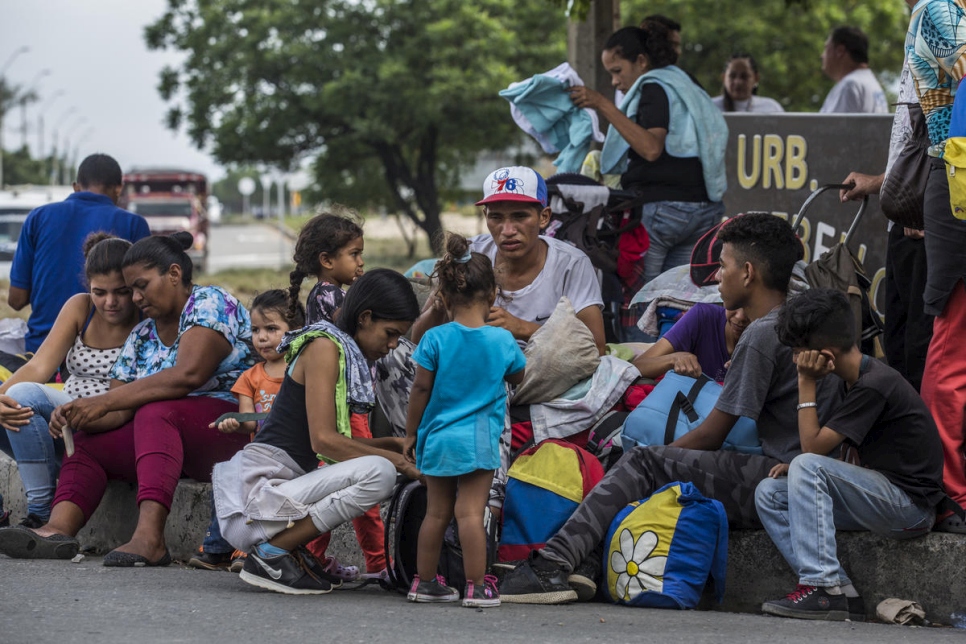 Venezolanos toman un descanso tras cruzar la frontera de Cúcuta, en Colombia. Abril de 2019.