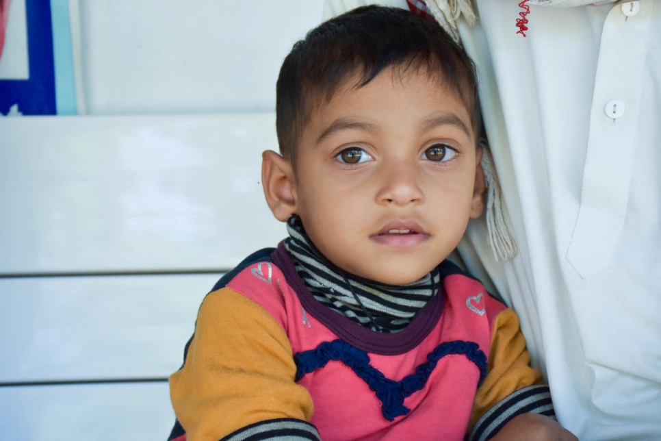 Aisha, de tres años de edad, recibe tratamiento en el Centro de Fisioterapia y Rehabilitación Física de Shamlapur por retrasos en el desarrollo que le impedían sentarse y mover la espalda.