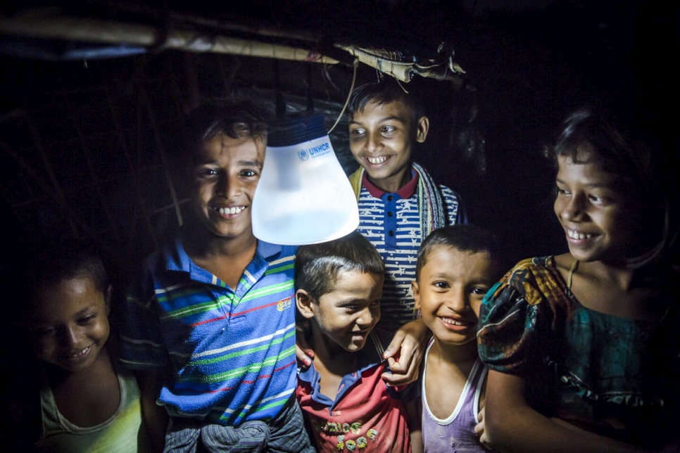 Una familia de refugiados rohingya ilumina su refugio gracias a una linterna solar, en Kutupalong, Bangladesh, en noviembre de 2017.