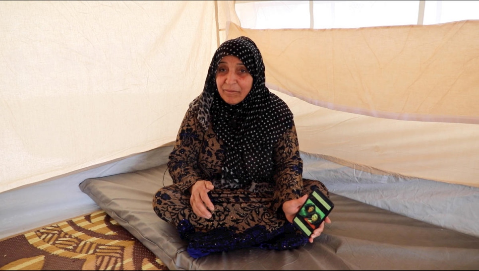 Amina, de 64 años y procedente de Al-Malikiya, en el nordeste de Siria, posa sentada en su tienda en el campamento de refugiados de Bardarash. 
