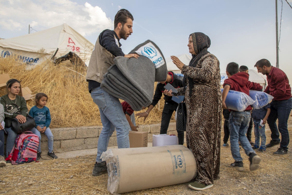 Socios de ACNUR distribuyen artículos de socorro a personas refugiadas sirias recién llegadas al campamento de refugiados de Bardarash. 