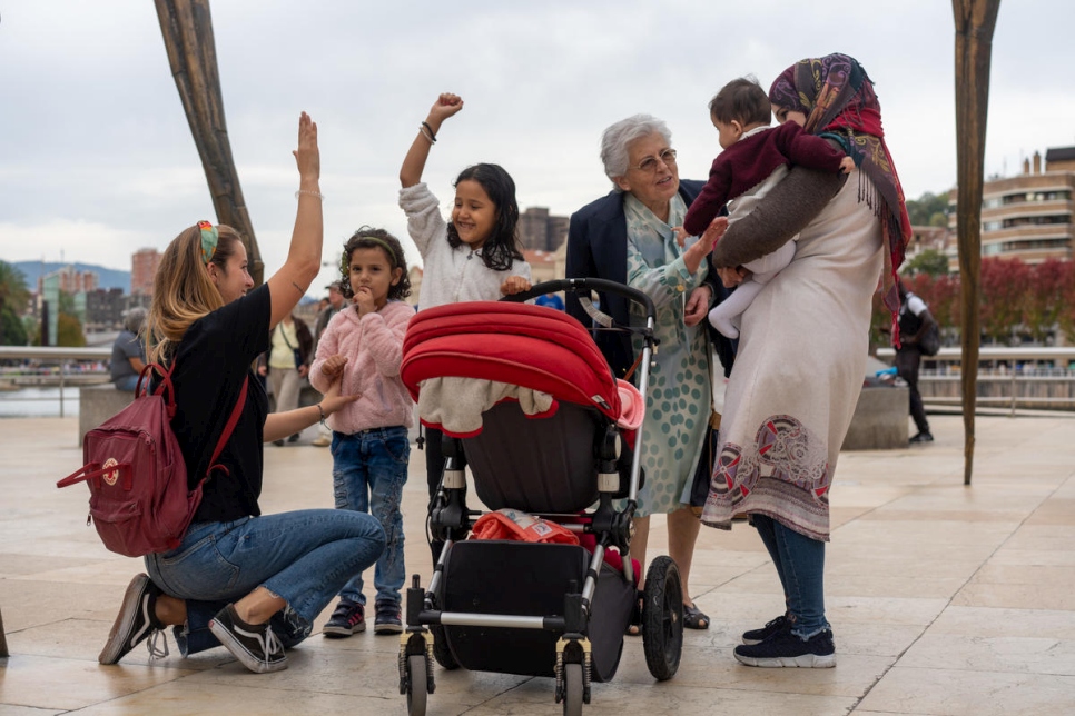 Karmele Villaroel (izq.) de la Fundación Ellacuría y Begoña Herrero, sponsor, se divierten con Wafaa y los niños durante una visita al museo Guggenheim de Bilbao.