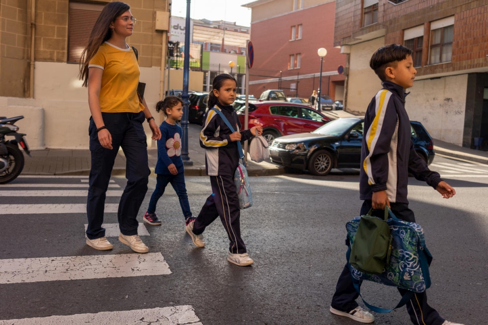 La voluntaria Nagore recoge a los niños en su escuela cerca de Bilbao (de izda a dcha: Mashael, de 5 años, Sidra, de 6, y Adnan, de 9).