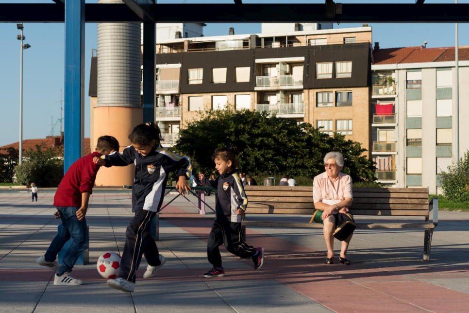 Begoña Herrero, una sponsor local mira a los niños mientras juegan fútbol en un parque en Portugalete, España.