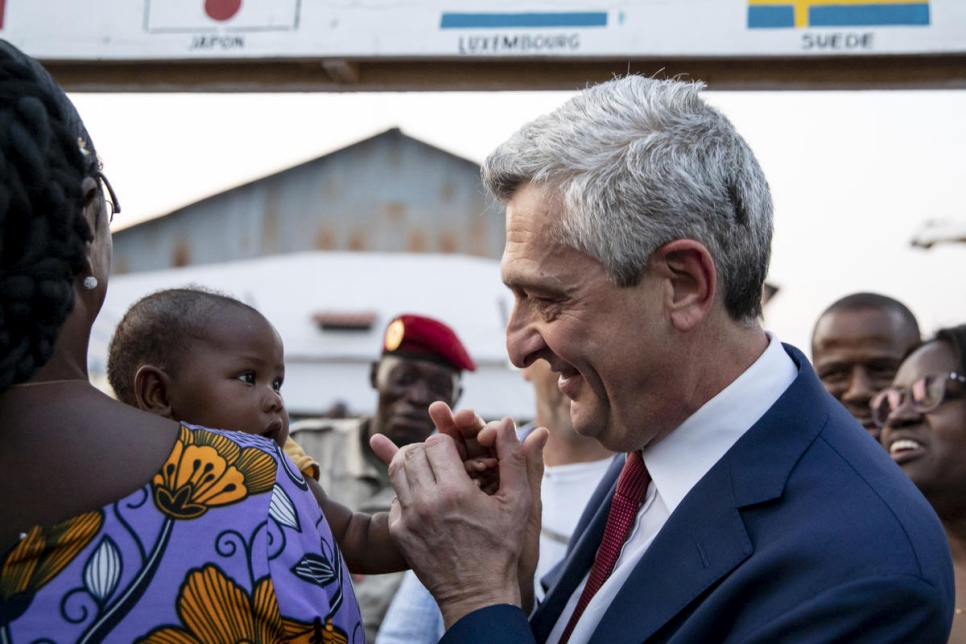 Filippo Grandi, Alto Comisionado de las Naciones Unidas para los Refugiados, habla con personas refugiadas que retornan a Bangui (República Centroafricana).