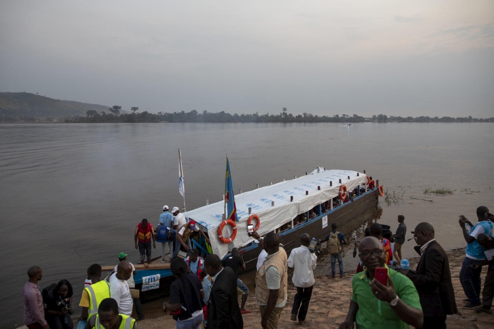Una barca con más de 200 repatriados voluntarios a bordo procedentes de República Democrática del Congo llega a Bangui (República Centroafricana).