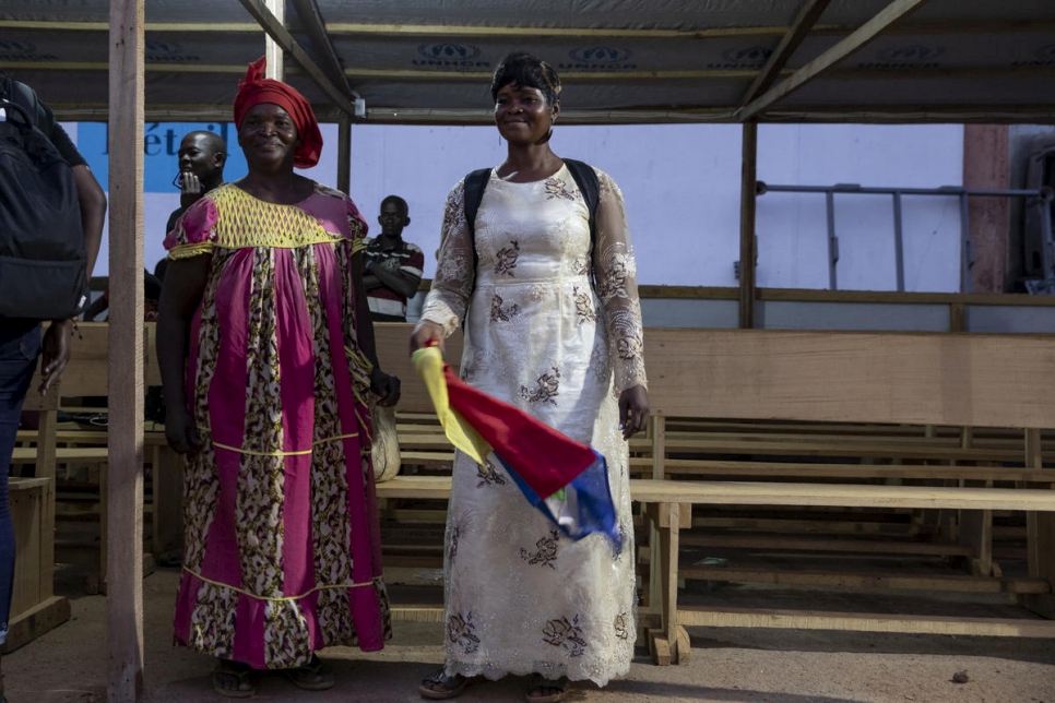 La repatriada Marie Josephat Bemba (izq.) sonríe al llegar a Bangui con sus hijas y su nieta.