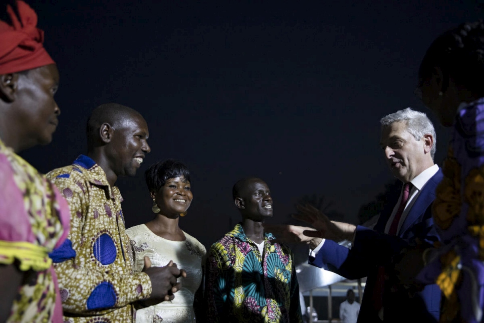 Filippo Grandi, Alto Comisionado de las Naciones Unidas para los Refugiados (der.), escucha a personas refugiadas repatriadas en la República Centroafricana.