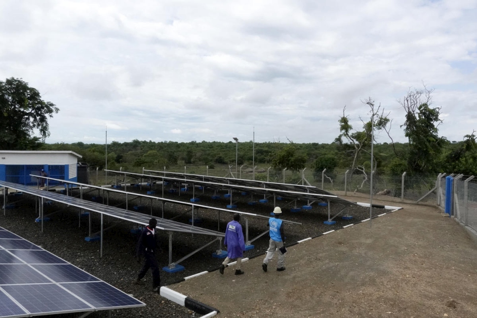 Richard Ochaya, de ACNUR, inspecciona los paneles solares instalados para el proyecto hidráulico en el campamento de refugiados de Bidibidi (Uganda). 