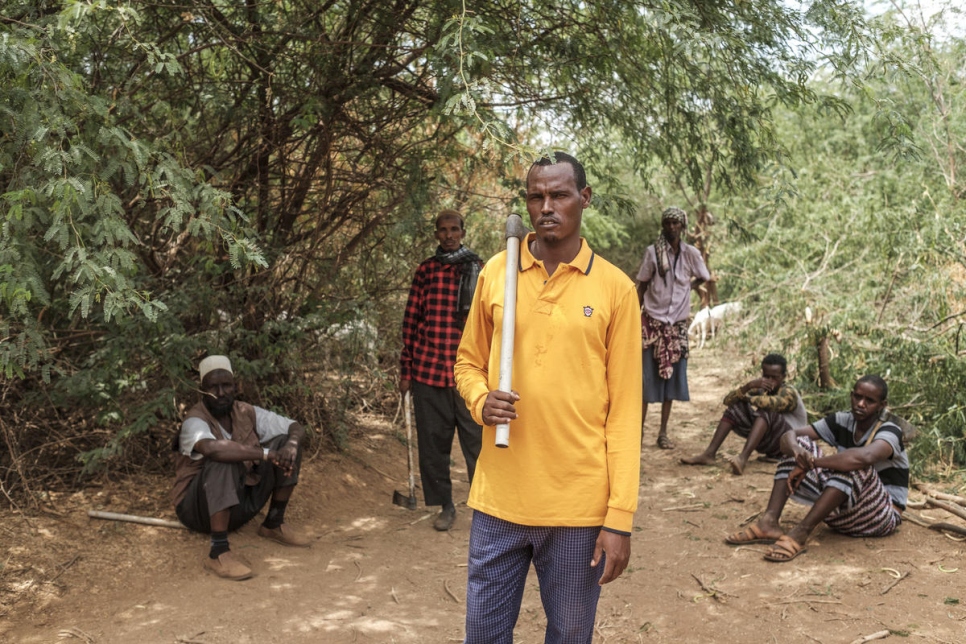 Aden Abdullahi Ahmed (centro) con miembros de la cooperativa Dollo Ado entre árboles de prosopis cerca de la frontera con Somalia. 
