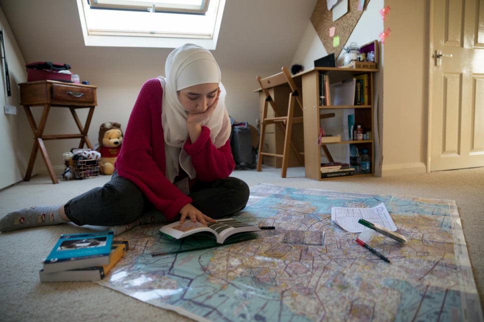 Maya Ghazal estudia en su casa para conseguir la licencia de piloto.
