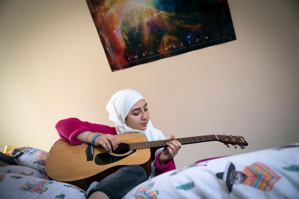 Maya Ghazal tocando guitarra en su casa.