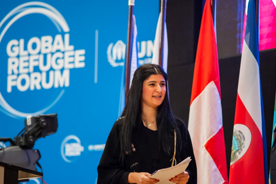 Aya Mohammed Abdullah, una ex refugiada iraquí que vive en Suiza, dirige unas palabras a las delegaciones presentes en el Foro Mundial sobre los Refugiados.
