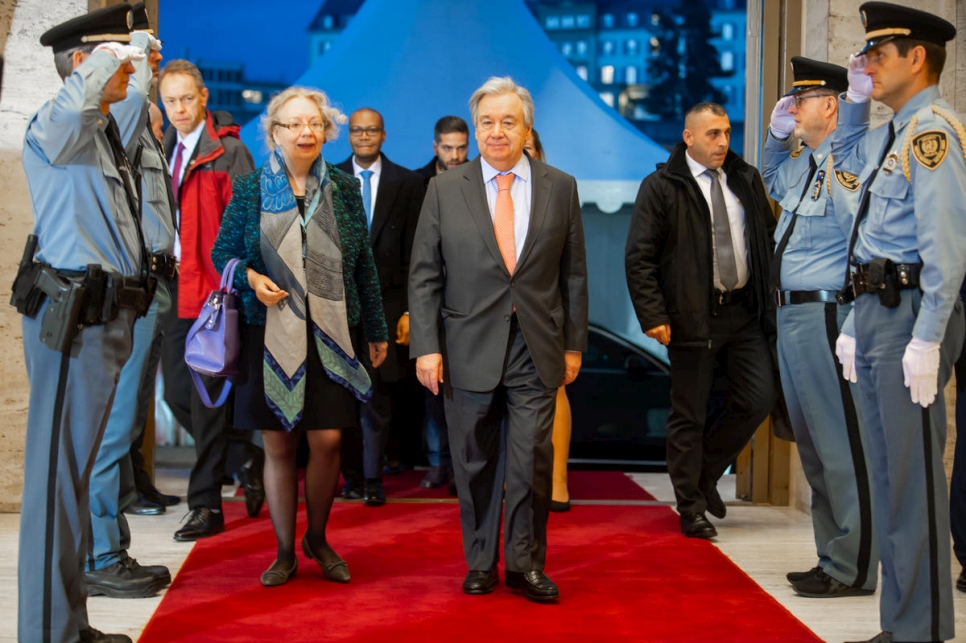 La Sra. Tatiana Valovaya, Directora General de la sede de las Naciones Unidas en Ginebra, y el Secretario General de las Naciones Unidas, António Guterres, llegan al Foro Mundial sobre los Refugiados.
