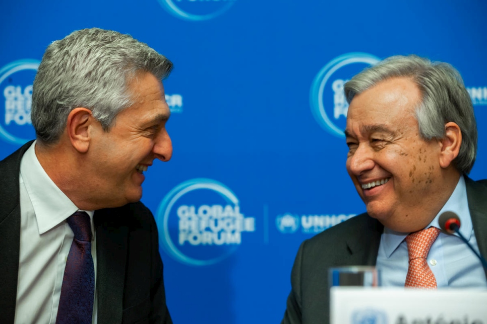 El Secretario General de las Naciones Unidas, António Guterres (der.), y Alto Comisionado de las Naciones Unidas para los Refugiados, Filippo Grandi, en una conferencia de prensa conjunta en Foro Mundial sobre los Refugiados, en Ginebra.
