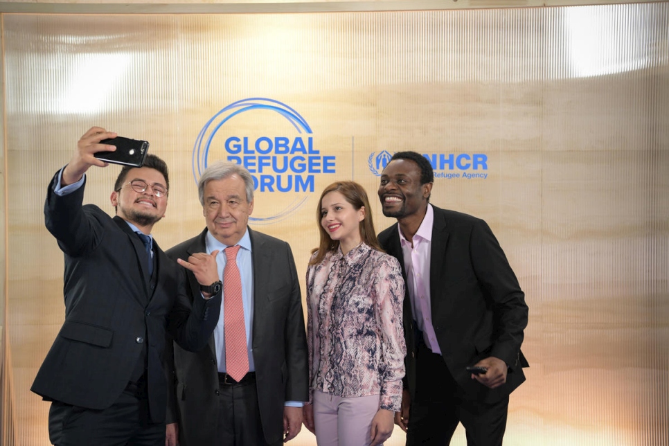 El Secretario General de las Naciones Unidas, António Guterres, con algunos representantes de las personas refugiadas en el Foro Mundial sobre los Refugiados, en Ginebra.
