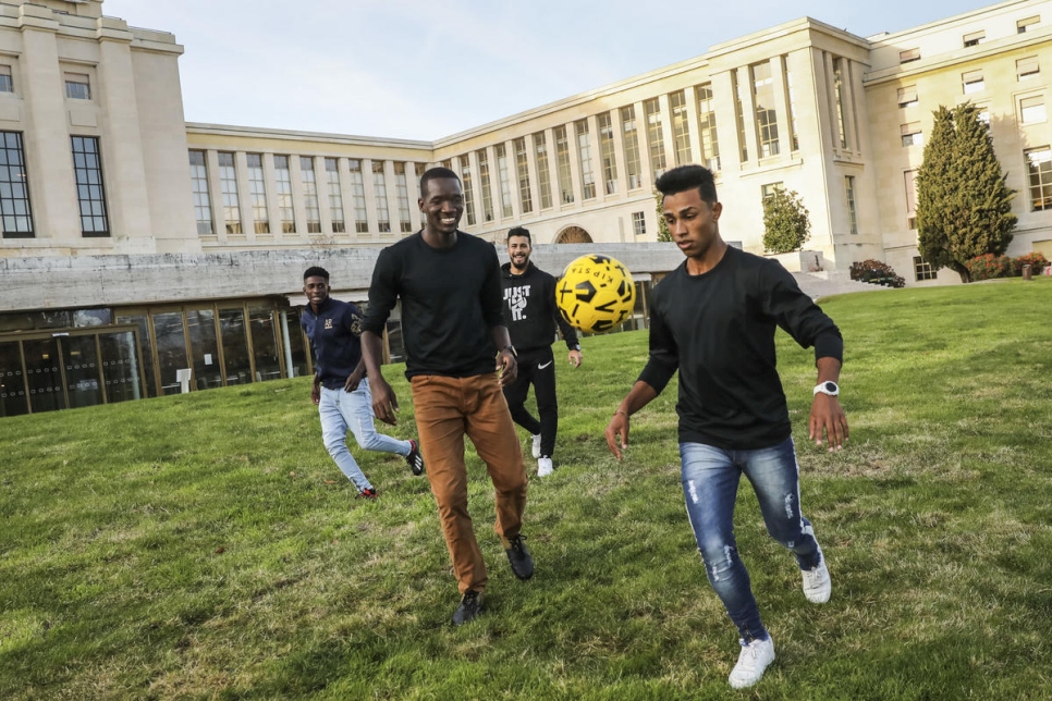 Los refugiados y solicitantes de asilo que asisten a eventos del Foro Mundial sobre los Refugiados juegan al fútbol en el Palacio de las Naciones. 