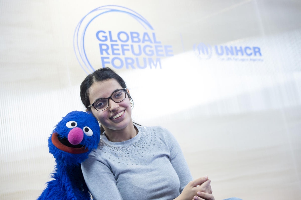 Nujeen Mustafa, Refugiada de Siria, es entrevistado por Grover, el esponjoso muppet azul de la serie de televisión educativa infantil estadounidense "Plaza Sésamo". 
