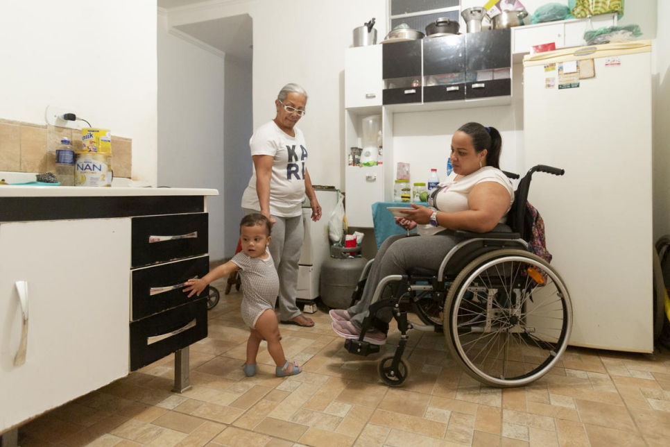 Gabriela Peña en su casa en el modesto apartamento de dos habitaciones en São Paulo que ella y su familia alquilaron después de ser reubicados fuera de Roraima. 