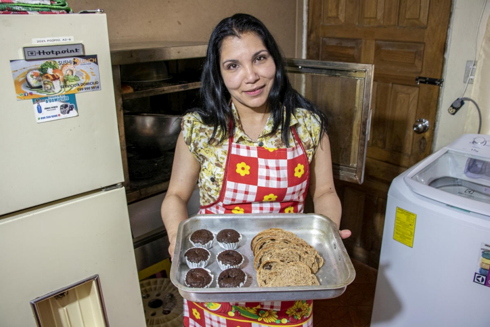 Deilys, quien se vio obligada a salir de Venezuela, empezó un negocio de pastelería vegana en su nueva casa en Ecuador. 