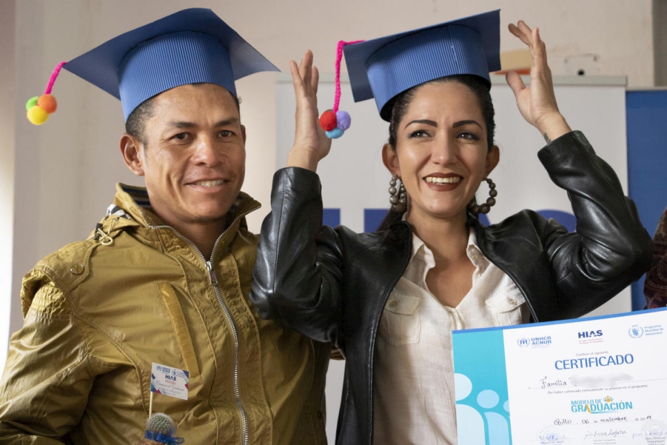 En su nuevo hogar en Ecuador, los venezolanos Osmar y Valeria asisten a una ceremonia de graduación del programa que les ayudó a adquirir las habilidades para reconstruir sus vidas mediante la apertura de sus propios negocios. 