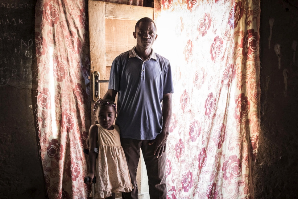 Chadrack Neta con su hija en su casa en Tshikapa en la República Democrática del Congo. Regresó con su familia de Angola en octubre pasado. 