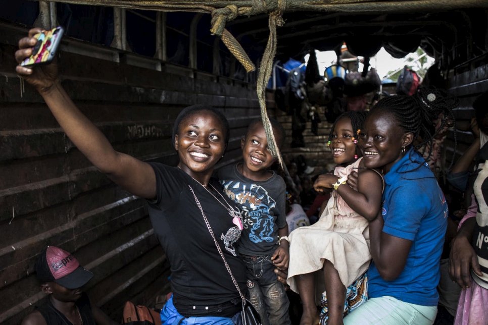 Retornadas congoleñas se toman selfies mientras son repatriadas desde Angola a Kananga en la provincia de Kasai de la República Democrática del Congo (RDC). 