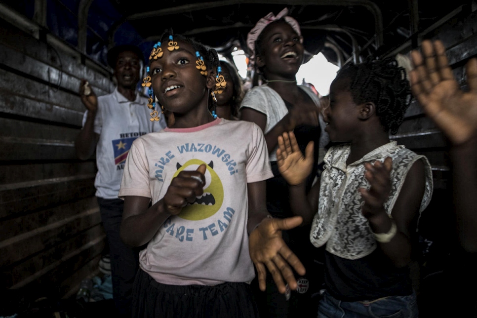 Jóvenes congoleños cantan mientras son repatriados de Angola a Kananga en la provincia de Kasai de la República Democrática del Congo (RDC). 