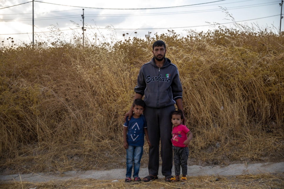 Un refugiado sirio con sus hijos de cinco y dos años en el campo de Bardarash, en Duhok, en Irak.