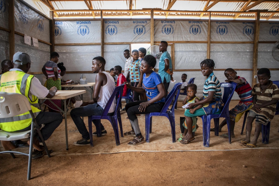 Personal de ACNUR registra a refugiados anglófonos de Camerún en el asentamiento de Okende en Ogoja, Nigeria, en abril de 2019.