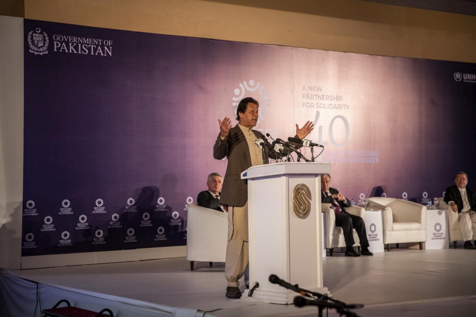 Imran Khan, Primer Ministro de Pakistán, habla en la Cumbre sobre refugiados, donde los líderes reconocieron la generosidad de Pakistán e Irán como países de acogida e instaron a un mayor apoyo para los refugiados afganos y quienes les acogen. 
