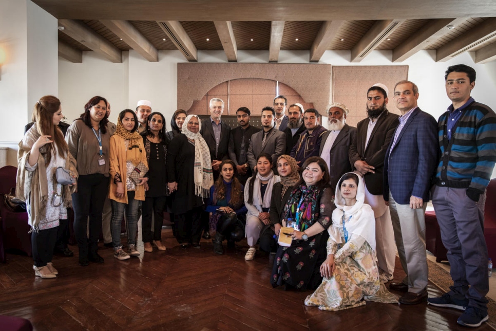 El Alto Comisionado de la ONU para los Refugiados, Filippo Grandi, se reúne con un grupo de refugiados, muchos de ellos afganos, en un hotel en Islamabad en la víspera de la Cumbre sobre Refugiados. 