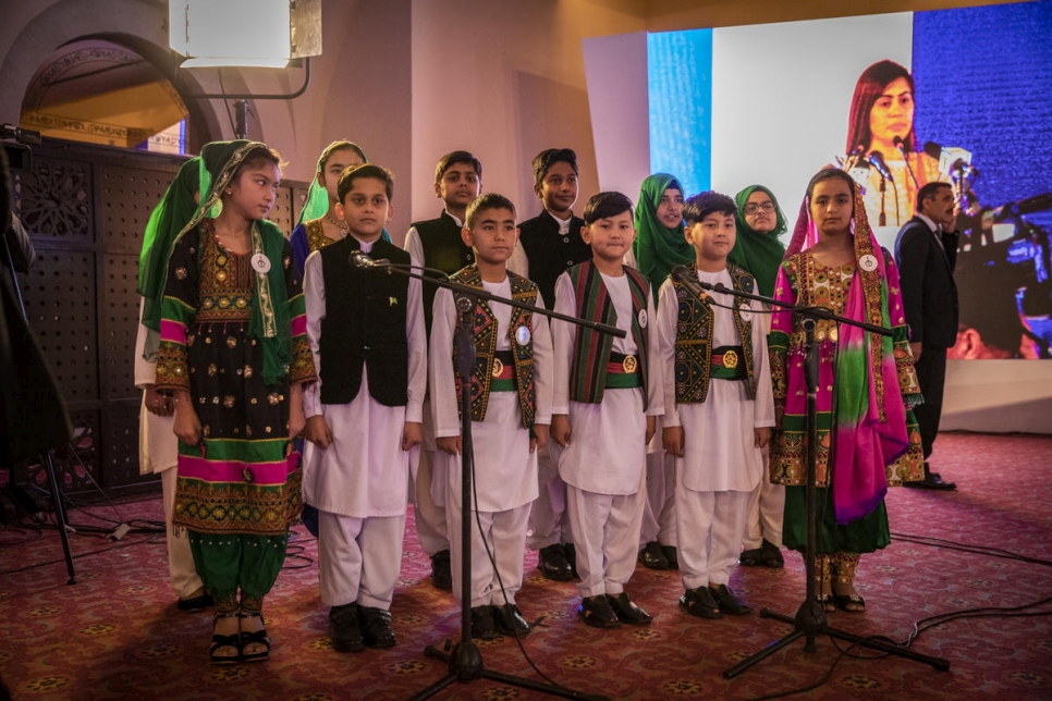 Niños afganos y pakistaníes con vestimenta tradicional nacional cantan los himnos nacionales de ambos países al comienzo de la Cumbre en Islamabad. 