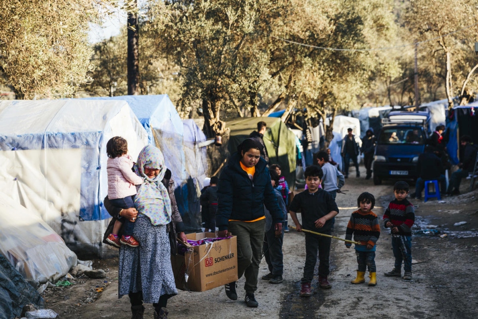 Una solicitante de asilo afgana de avanzada edad junto a su hija, cerca de Moria, en la isla griega de Lesbos.