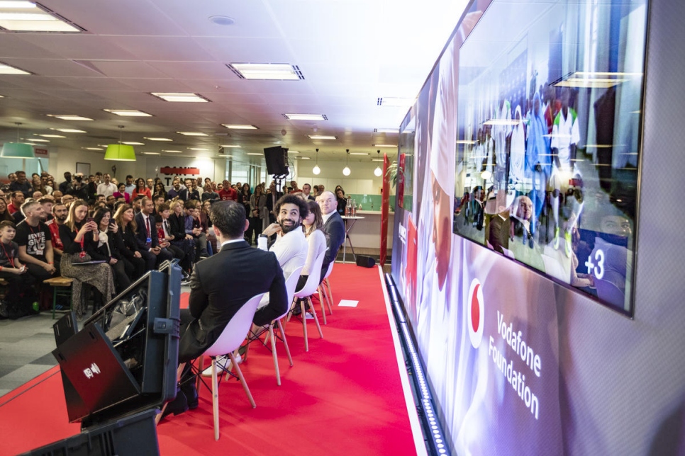 La estrella del fútbol Mohamed Salah mira una pantalla de televisión en un evento en Londres durante el cual fue anunciado como el primer Embajador de las Escuelas Instant Network. 