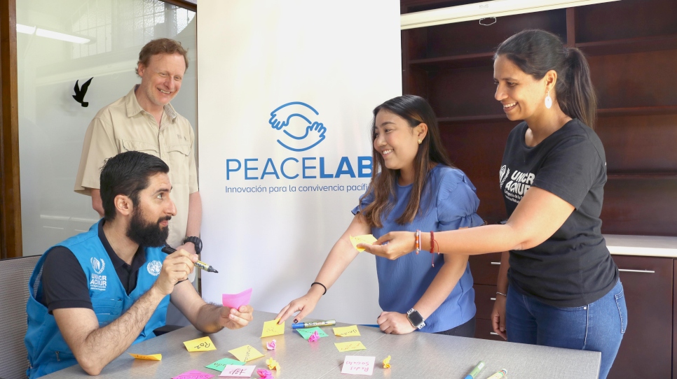 Peacelab es un espacio de colaboración donde personas de diferentes sectores pueden aportar ideas innovadoras al combate de la xenofobia.
