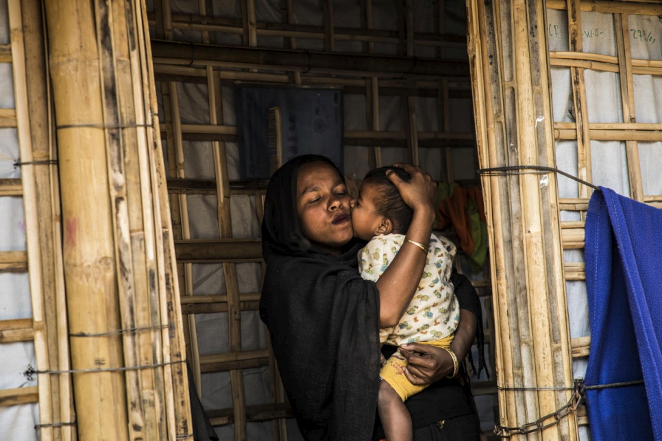 Rahima Khatun carga a su hijo Mohammad Arafat en su alojamiento en el campamento 1 oeste, Kutupalong, Cox's Bazar, Bangladesh. 