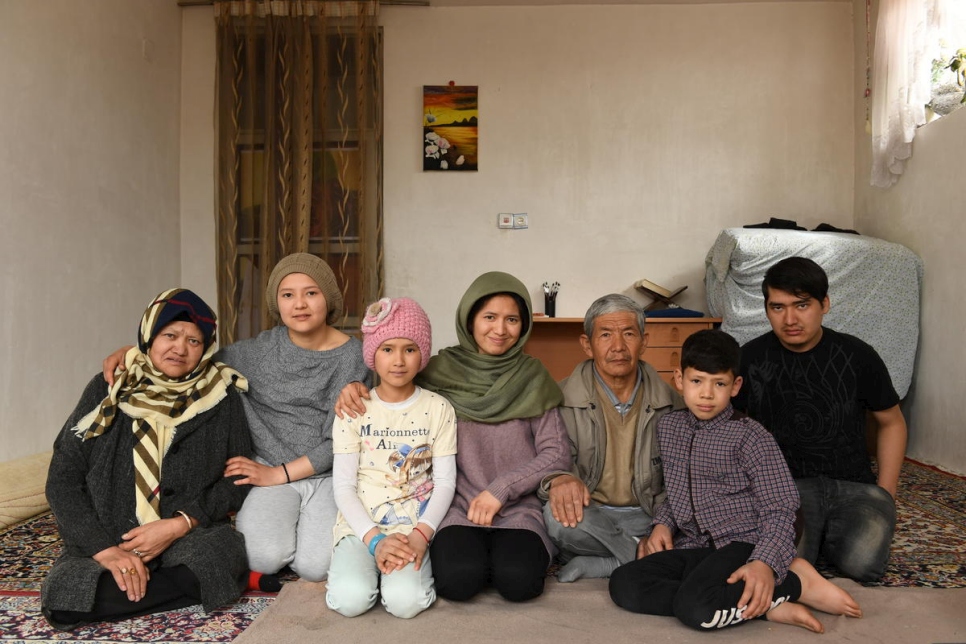 Kobra Yusufy (centro), afgana de veintisiete años, se sienta para hacer un retrato con sus padres y hermanos (desde la izquierda) Saira Yusufy, de 45 años, Maryam, de 18, Hora, de 10, Mohammad, de 56, Mahdi, de 11, y Mohammad Ali, de 24 años. 