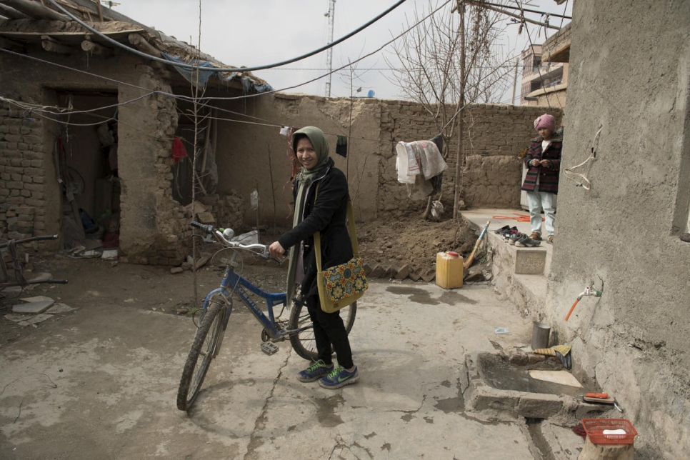 Kobra Yusufy, afgana de veintisiete años, revisa su bicicleta antes de irse a clase a Kabul, Afganistán. 