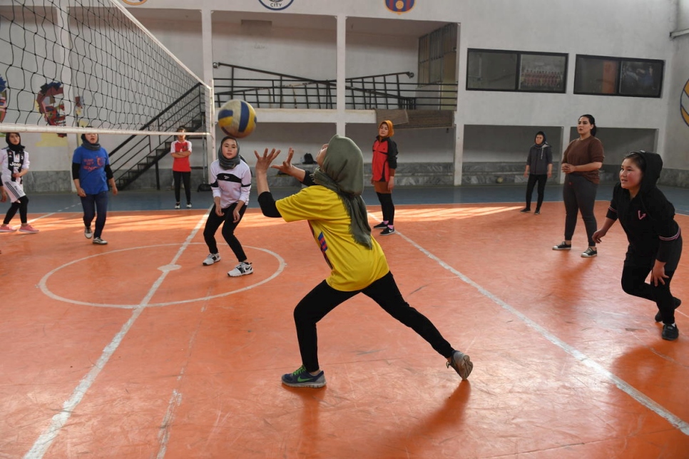 Kobra Yusufy, afgana de veintisiete años, asiste al entrenamiento de voleibol en un gimnasio en Kabul, Afganistán. 