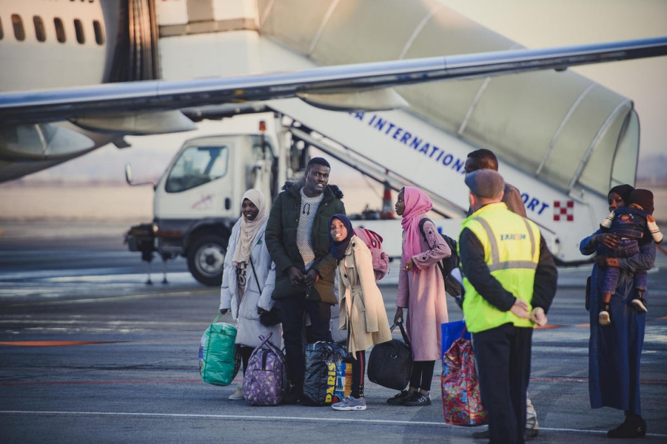 Un grupo de refugiados sursudaneses llega al centro de tránsito de emergencia de Timisoara, en Rumania, en diciembre de 2018, tras su evacuación de Libia.